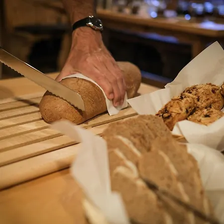 Lodge Mountain Ze Seewjinu - Above