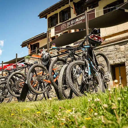 Lodge Mountain Ze Seewjinu - Above