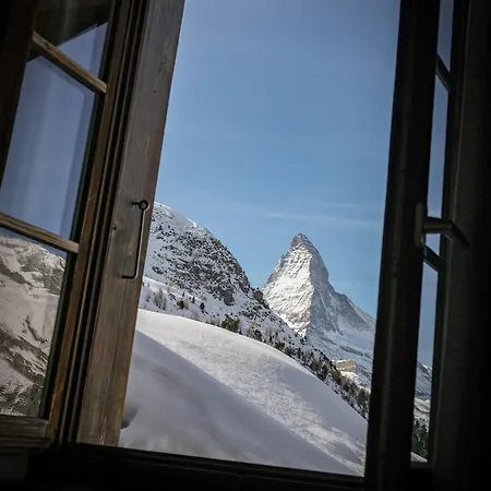 Lodge Mountain Ze Seewjinu - Above *